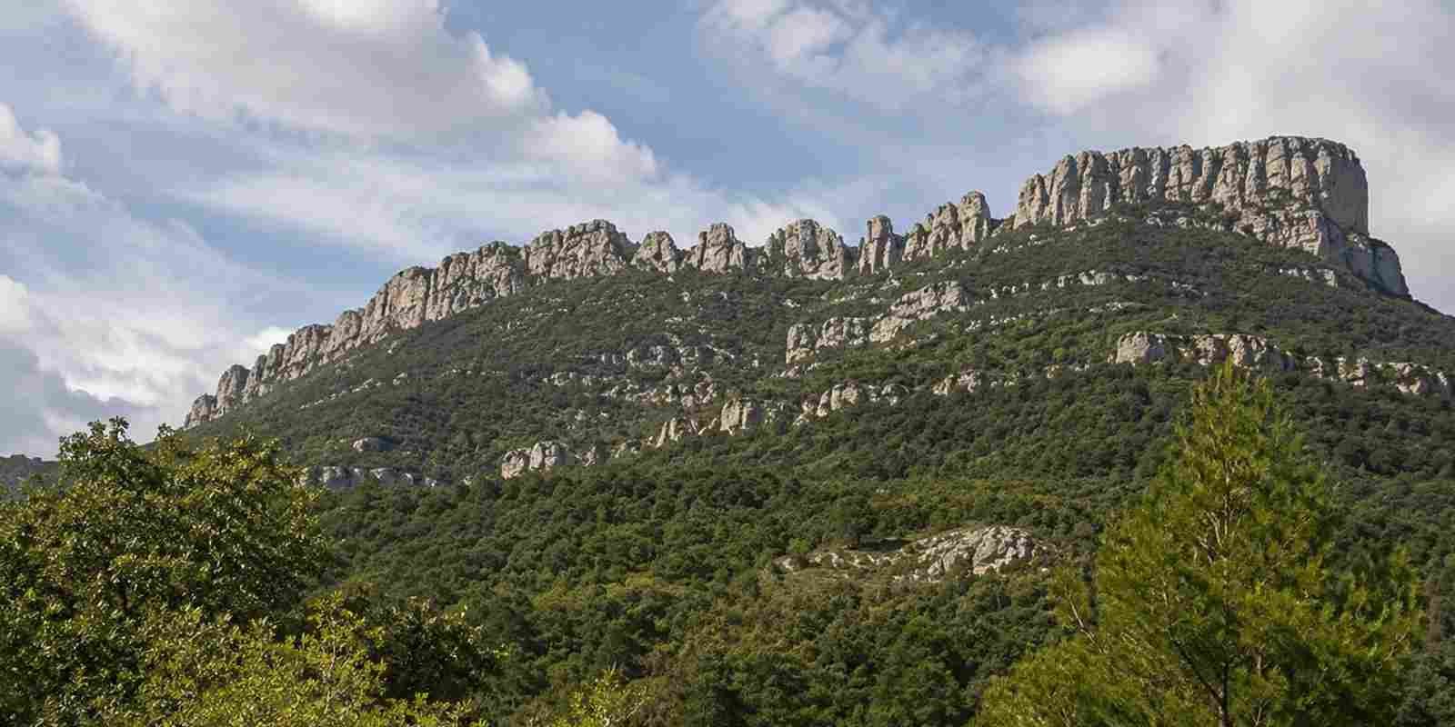 La crête dentelée de la Dent de Rez au-dessus de la basse Ardèche