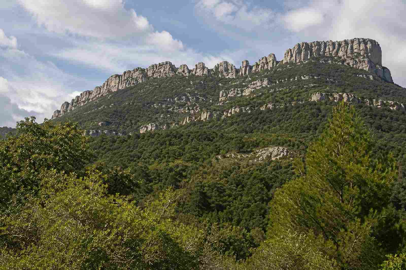 La crête dentelée de la Dent de Rez au-dessus de la basse Ardèche