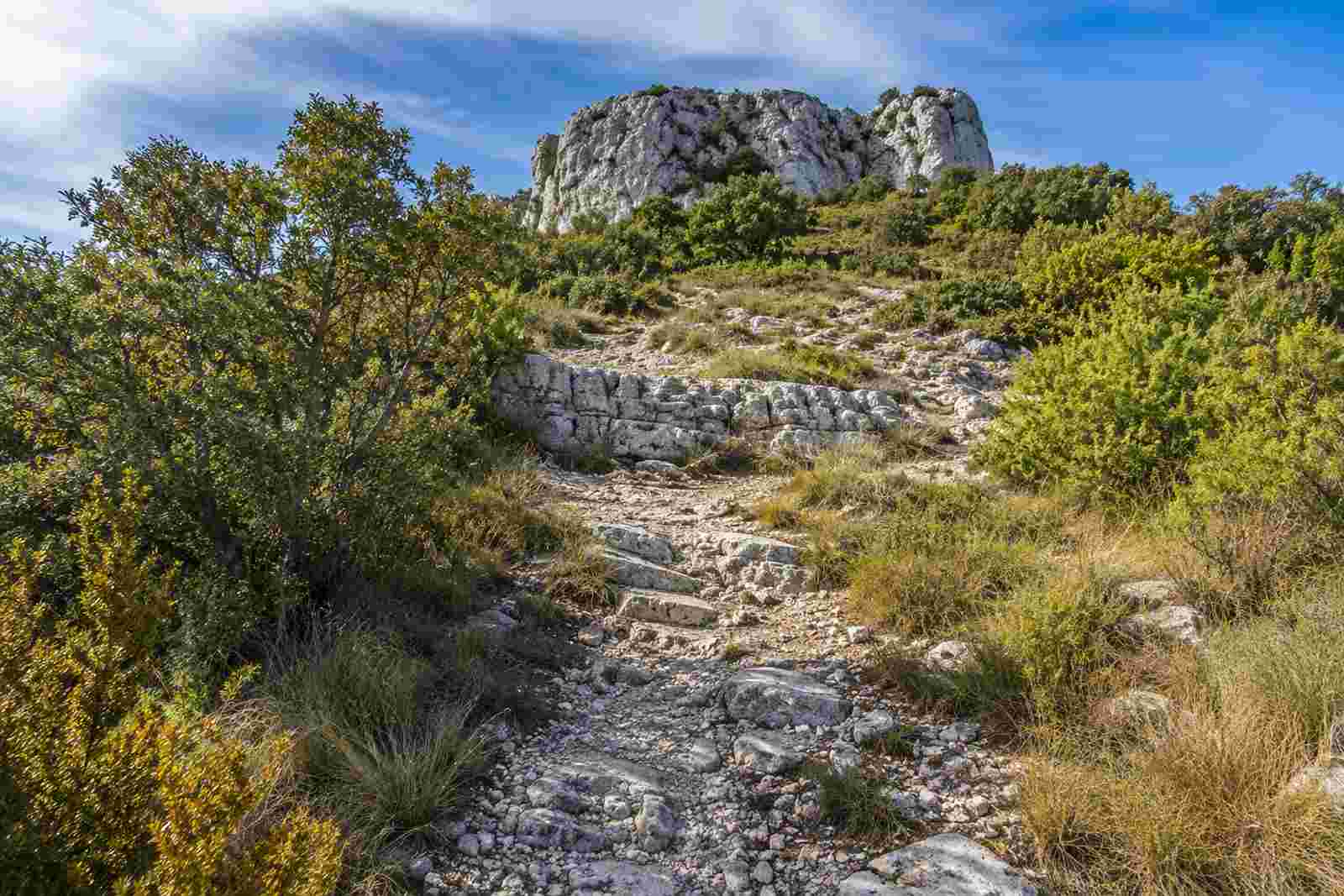 Sentier caillouteux menant au sommet de la Dent de Rez depuis Saint-Remèze