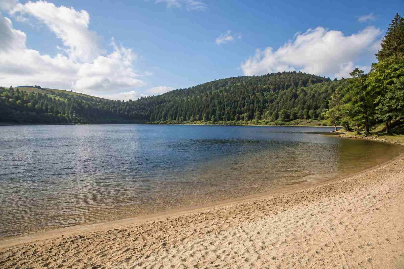 Le lac d’Issarlès, ancien cratère volcanique à 1 000 mètres d’altitude, et sa plage de sable