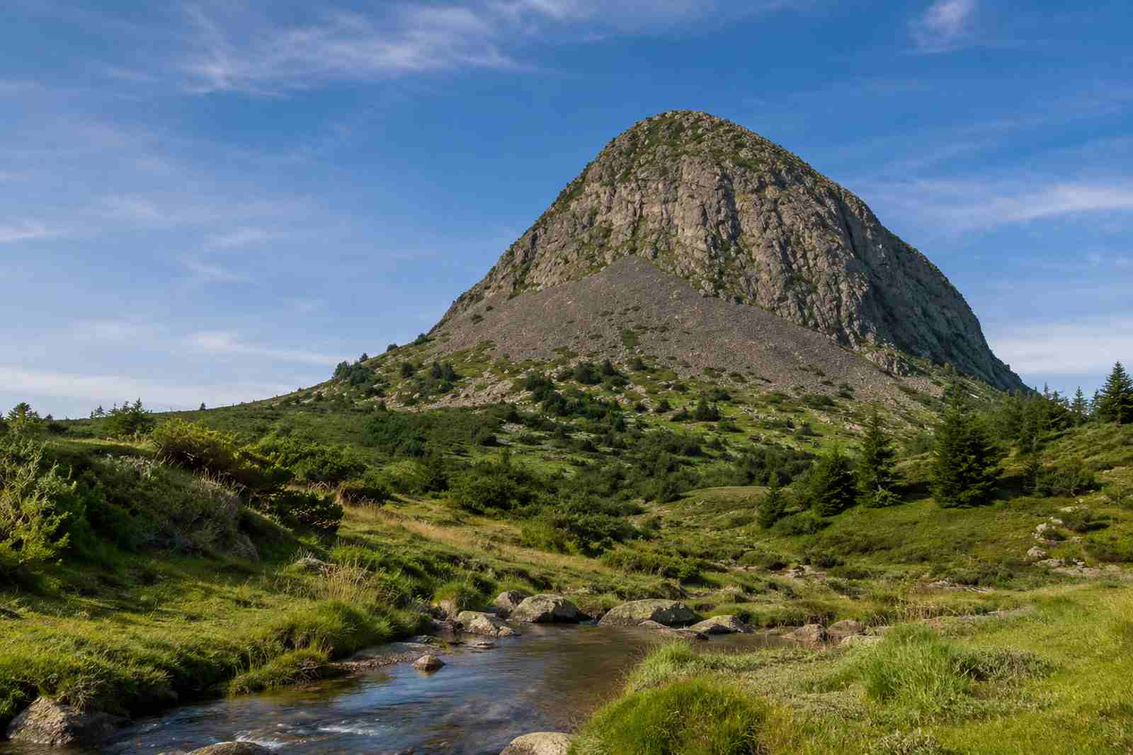 Le mont Gerbier de Jonc, dôme de lave de 1 551 mètres, et le ruisseau à son pied