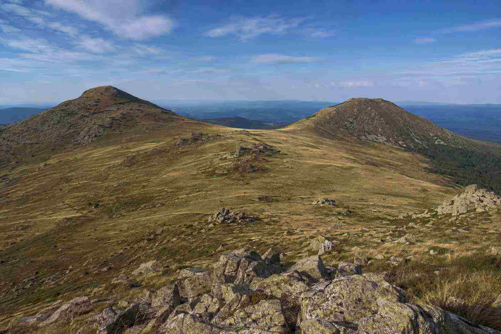 Les 2 dômes de phonolite du mont Mézenc vus depuis la crête