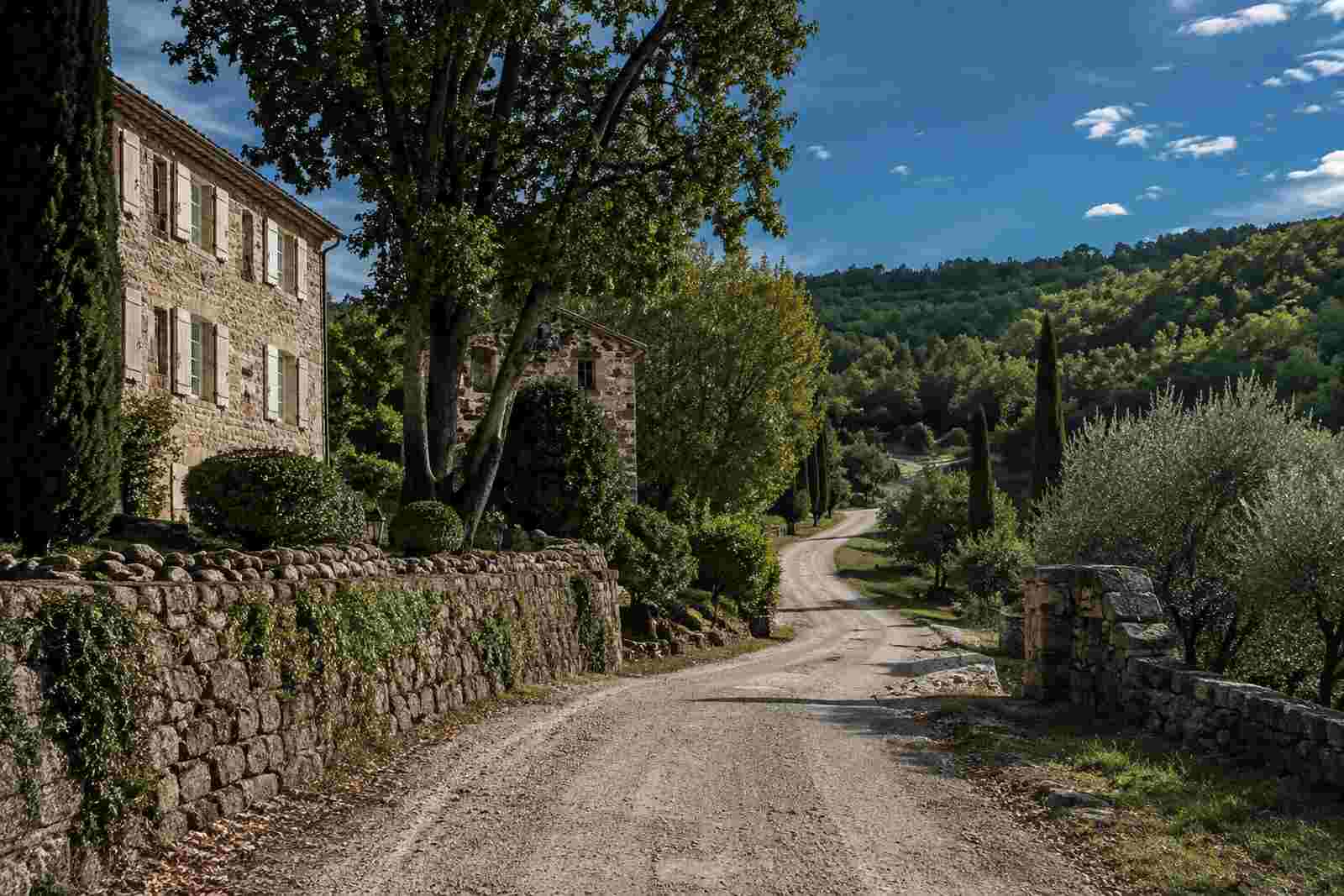 Maison de pierre et oliviers dans la vallée du sud de l’Ardèche, au départ vers le plateau