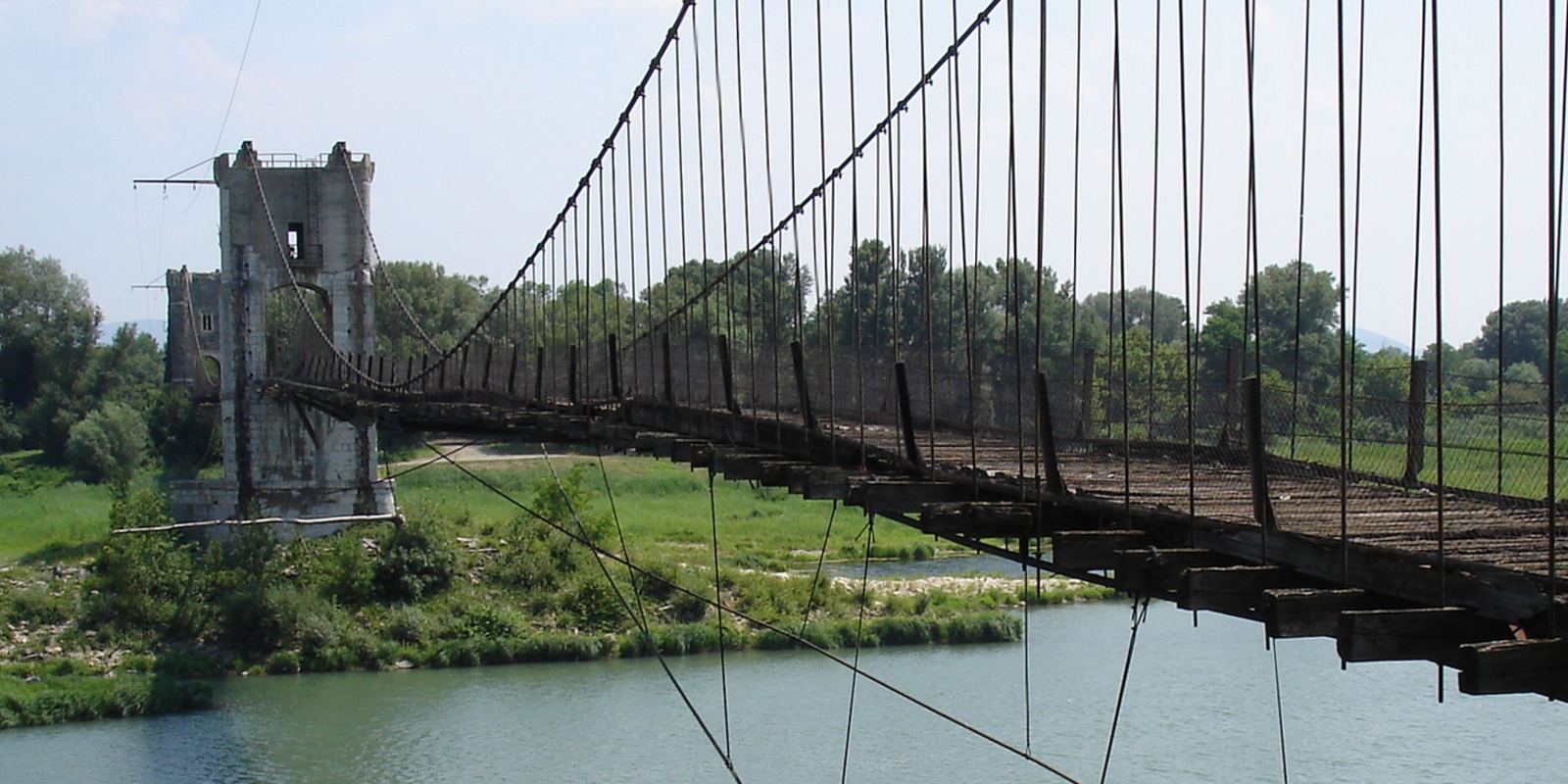 La passerelle himalayenne de Rochemaure suspendue au-dessus du Rhône, vue depuis la rive