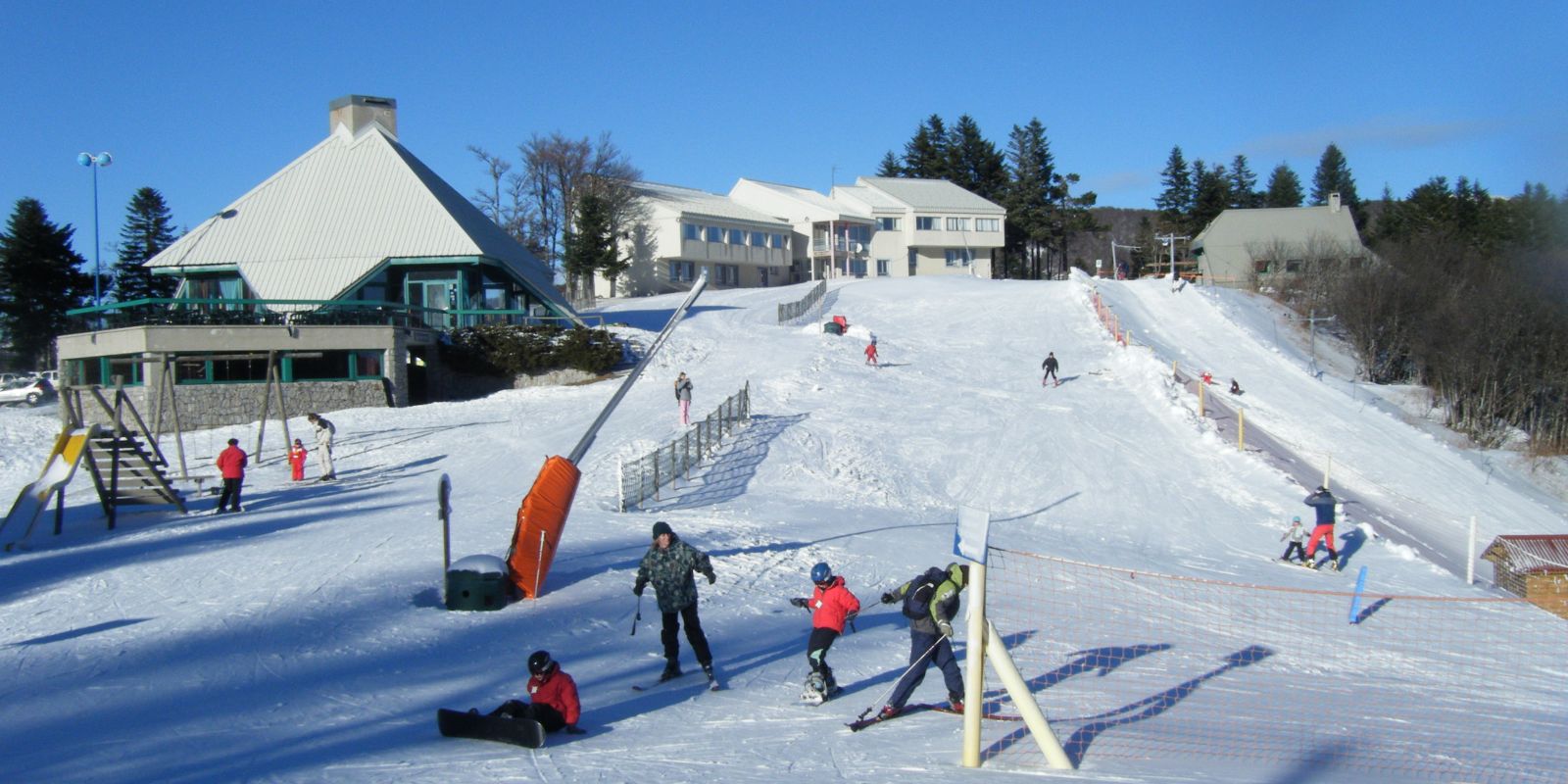 Piste enneigée de la station de la Croix de Bauzon