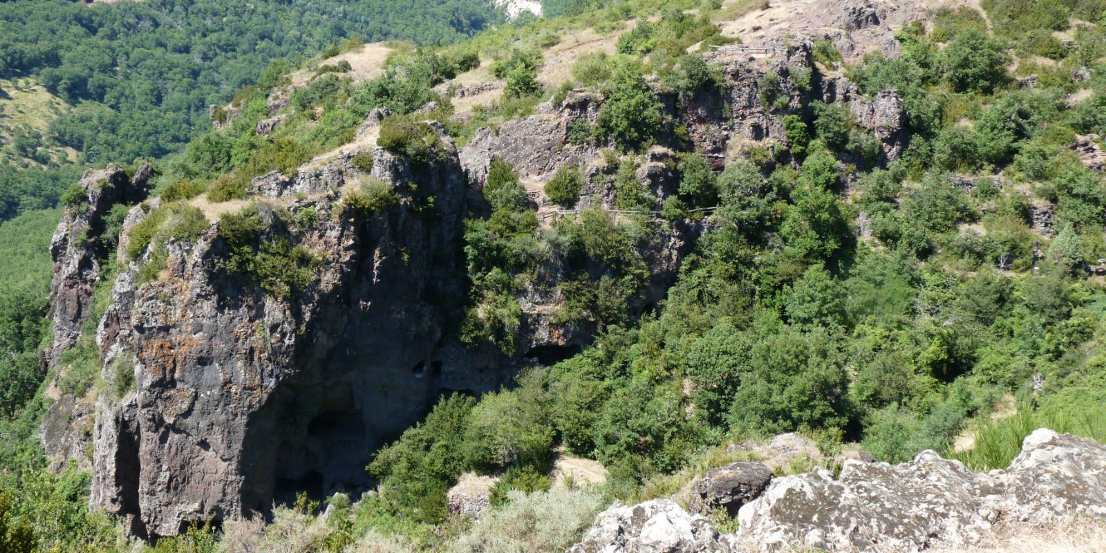 Falaise des Balmes de Montbrun et ses habitations creusées dans la roche